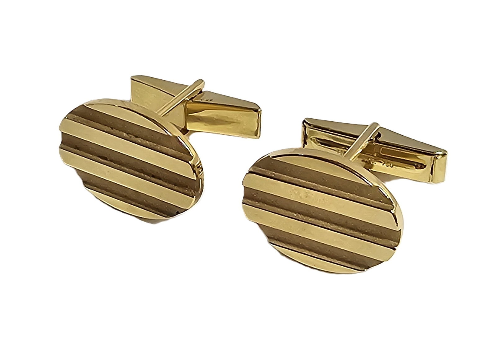 1995 Gorgeous 18k Yellow Gold Atlas Oval Stripe Tiffany and Co Cufflinks: Described By: August Reedy NFTED Title: 1995 Gorgeous 18k Yellow Gold Atlas Oval Stripe Tiffany and Co Cufflinks Description: 1995 Gorgeous 18k Yellow Gold Atlas Oval Stripe Tiffany and Co Cufflinks <