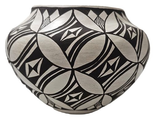 S Antonio Acoma New Mexico Signed Olla Native American Vase Southwestern: Described By: August Reedy ND Title: S Antonio Acoma New Mexico Signed Olla Native American Vase Southwestern Description: S Antonio Acoma New Mexico Signed Olla Native Ameri