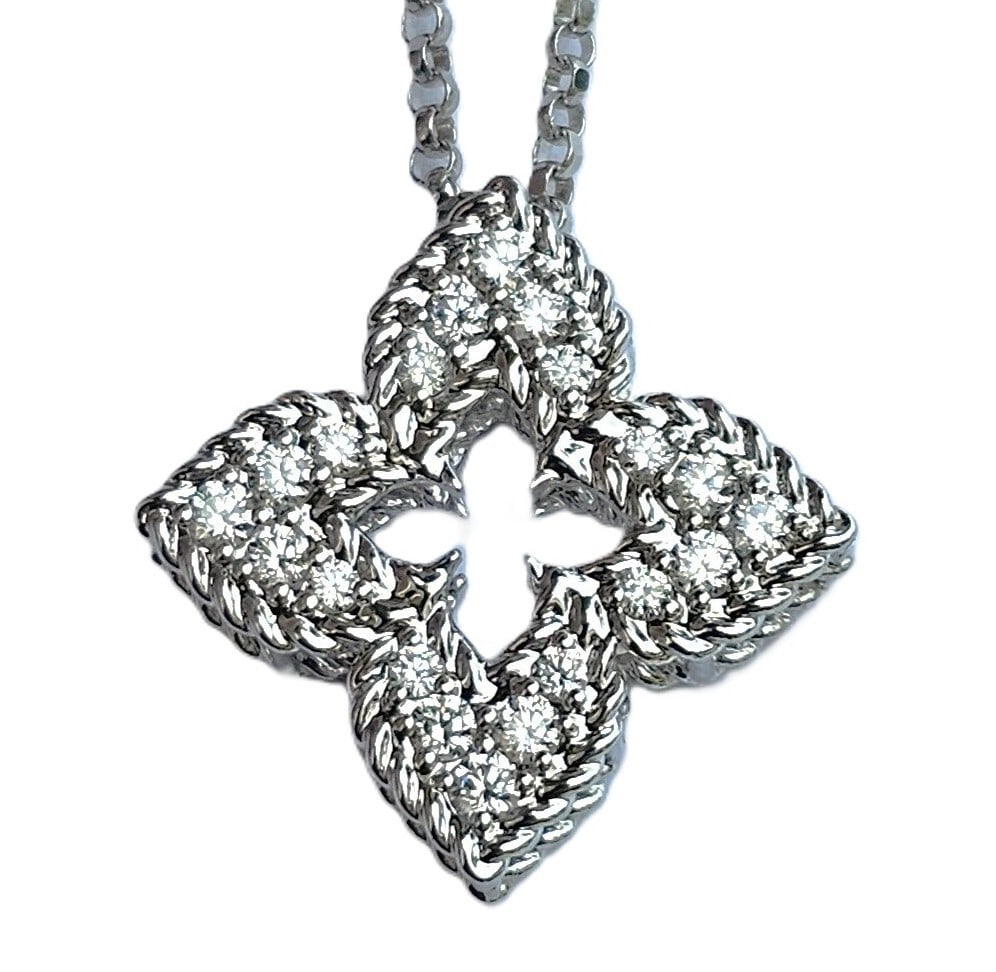 Venetian Princess 18k White Gold Diamond Quatrefoil Roberto Coin Excellent Necklace: HFA DT72737 Described By: Adams NFODD Title: Venetian Princess 18k White Gold Diamond Quatrefoil Roberto Coin Excellent Necklace Description: Venetian Princess 18k White Gold Diamond Quatrefoil Robert