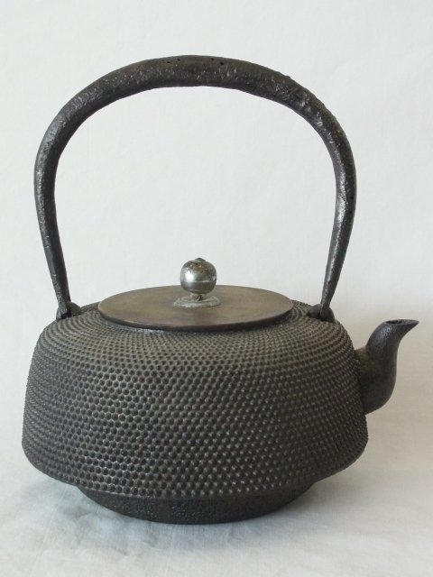Antique Signed Japanese Iron Ware Oigen Nambu Tetsubin: Antique Signed Japanese Iron Ware Oigen Nambu Tetsubin Teapot Kettle with Pearl Beaded Finish. Circa 1875. Approximate Dimensions: Height: 9.5 ”, Diameter: 7.75” Hess Fine Auctions Shipping: We o