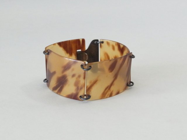 Stylish Four Panel Links Carved Tortoise Shell Clasp Cu: Stylish Four Panel Links Carved Tortoise Shell Clasp Cuff Bracelet. Circa 1930s unusually light and translucent segments of shell in a very modern design Approximate Dimensions: 6 ½” long, 26mm wid