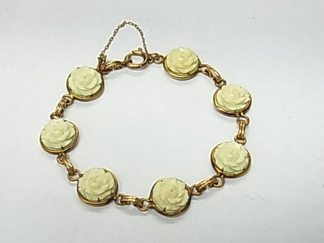Antique Hand Carved Bone Floral Rosette Link Gold Fille: Antique Hand Carved Bone Floral Rosette Link Gold Filled Bracelet Description:A yellow gold filled link bracelet that consists of a chain of hand carved bone rosettes and finishes with a spring ring c