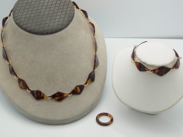 Vintage Tortoise Shell Necklace Bracelet Ring Set: Vintage Tortoise Shell Necklace Bracelet Ring Set Size: Ring Size 4.75, Bracelet is 6 ½” long, Necklace is 17 ½” long, Bracelet and necklace are 13mm wide Hess Fine Auctions Shipping:We offer in