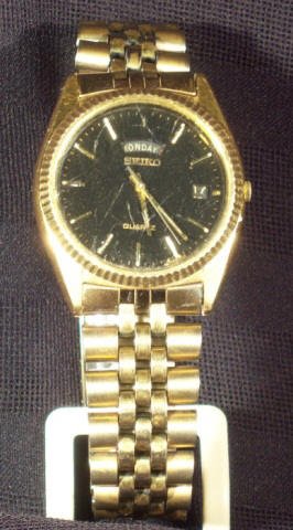 Men's Seiko Gold Tone Watch: Men's Seiko Gold Tone Watch with Date and Day - Does not Work (May Need Battery) - 12 o'clock Marker Broken Off - Crystal and Back Scratched