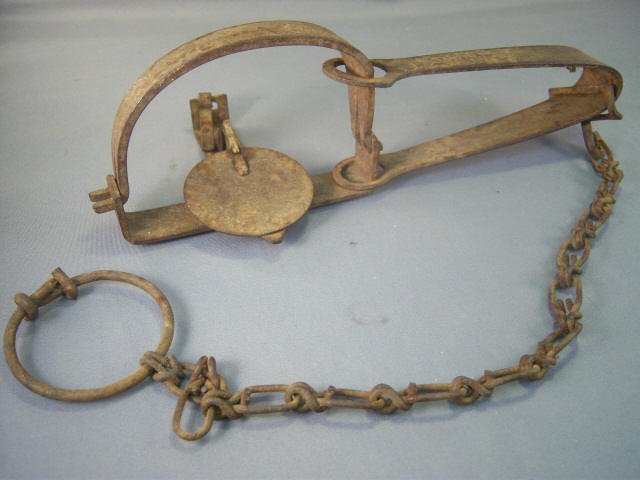 Vintage Blake & Lamb 1 1/2 Animal Trap: Vintage Blake & Lamb 1 1/2 Animal Trap - Trap is Rusted - Overall Length is 25 1/2 Long - Trap is 9 1/2" Long - Chain is 16" Long"