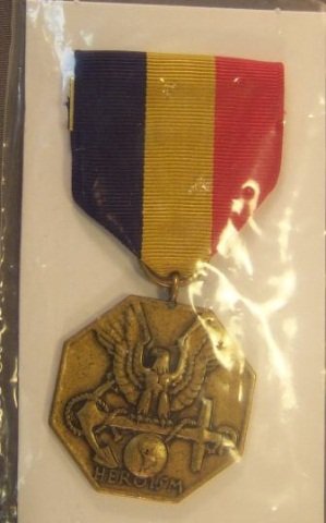 US Viet Nam Era Army Distinguished Service Cross: US Viet Nam Era Army Distinguished Service Cross. Also includes the US Navy Marine Corps Heroism Medal. Both are still in their original issue presentation envelope