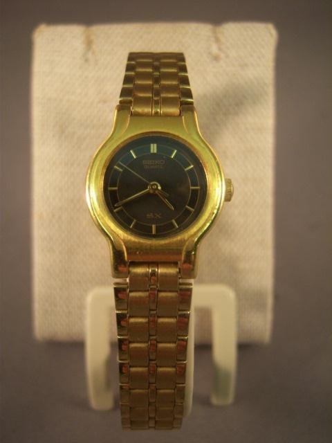 Ladies Gold Tone Seiko Watch: Ladies Gold Tone Seiko Watch - Black Dial - Gold Tone Strap - Does not Run, Needs New Battery