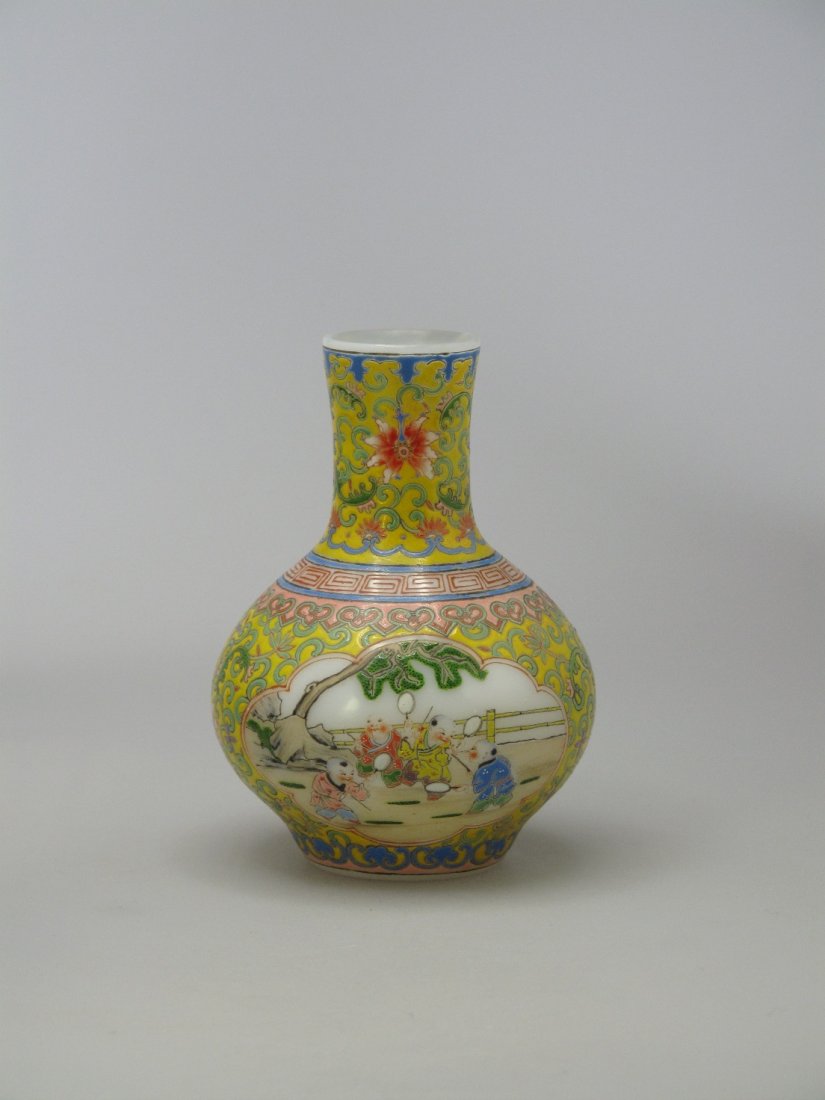 016: A Chinese Famille Rose Enamelled Glass Bottle Vase: H: 10.2 cm