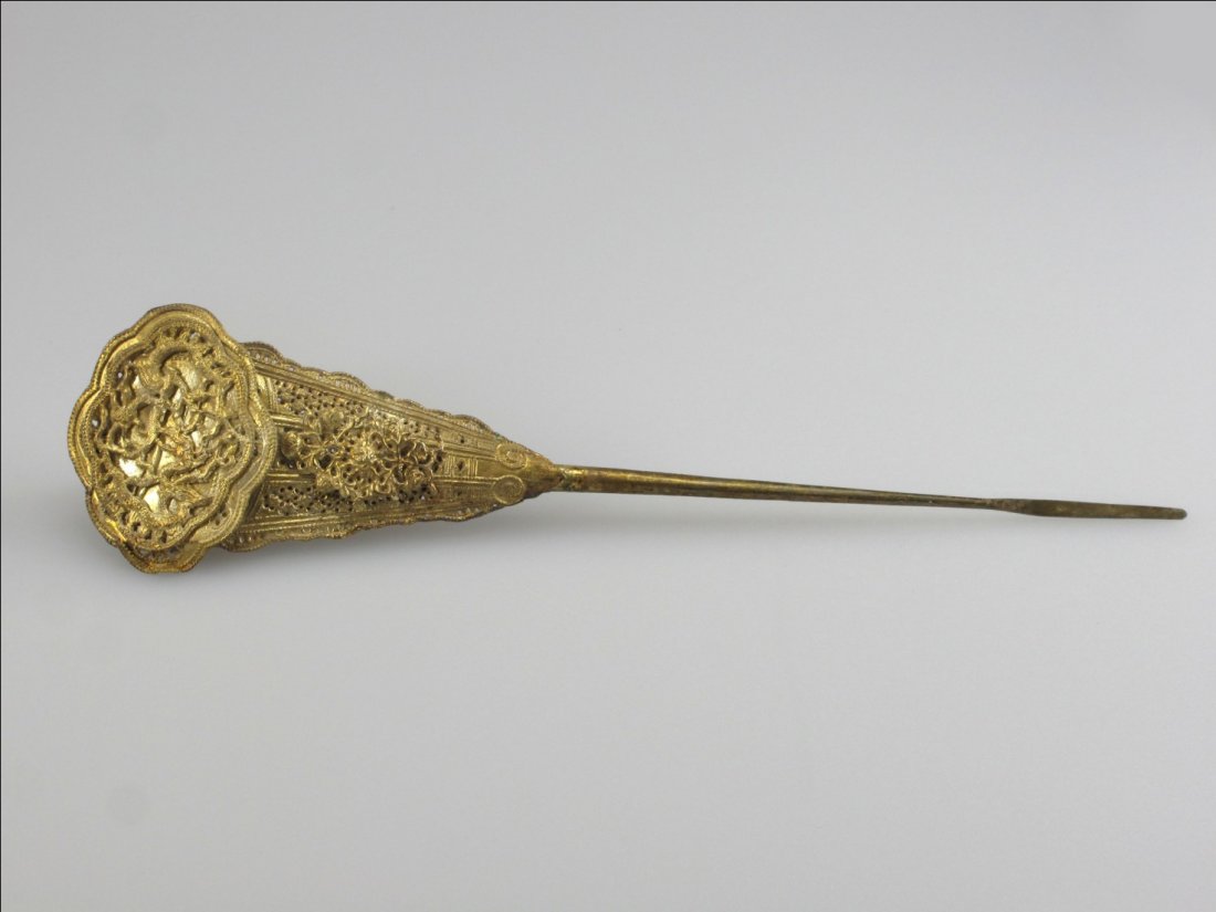019: A Chinese Gold Hairpin with Openwork Dragons: A Chinese Gold Hairpin with Openwork Dragons Playing Pearl Design, Ming Dynasty. L: 21.5 cm