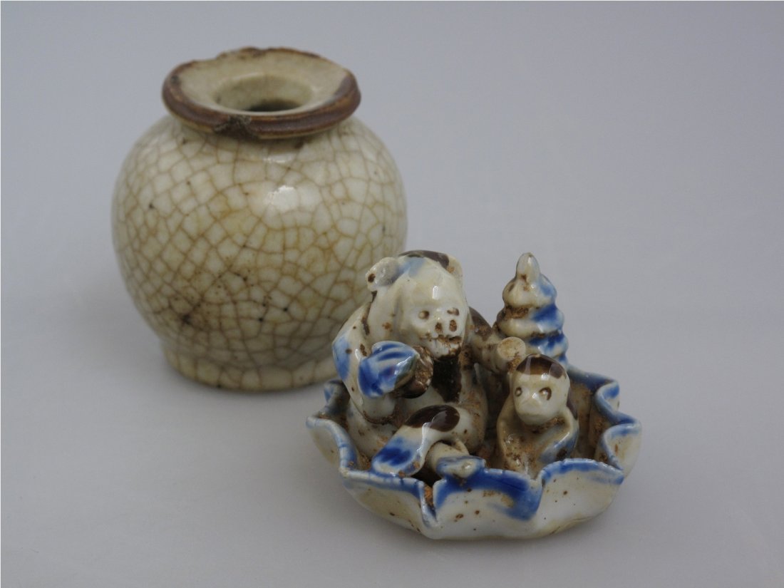 Two Small Chinese Porcelain Pieces, 19th Century: L: 5.6 cm & H: 4.9 cm