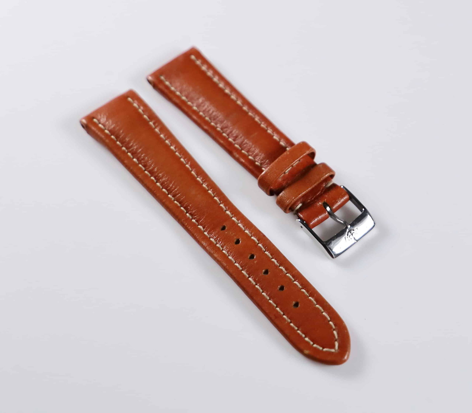 Breitling 20MM Leather Strap Band Breitling Tang Buckle: Brand: Breitling Size Approximate: 20mm lug / 16mm buckle Material: Leather with stainless steel Breitling Tang Buckle Approximate Length Short / Long Side: 90mm with buckle / 114mm Condition: