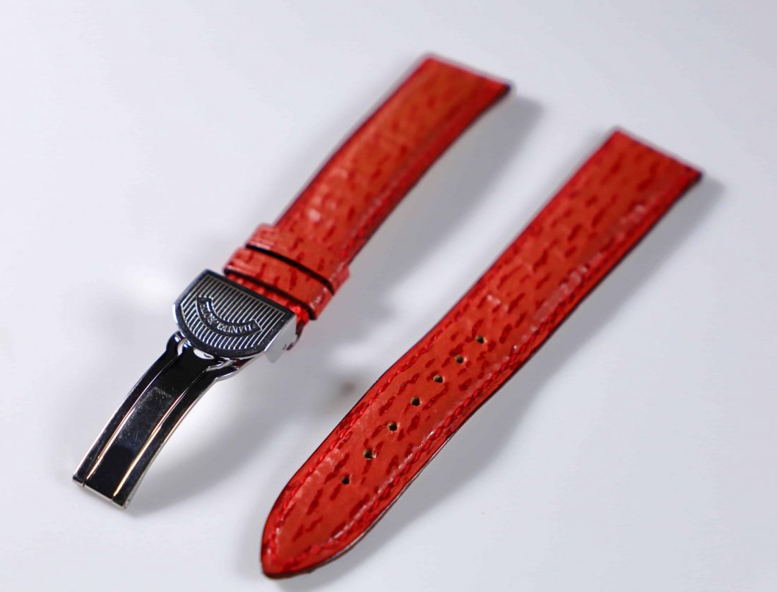 Daniel Roth 18MM Strap Daniel Roth Deployant Buckle: Brand: Daniel Roth Lug / Buckle Size Approximate: 18mm / 16mm Material: Leather with stainless steel Daniel Roth deployant buckle Approximate Length Short / Long Side: 80mm / 115mm Condition: