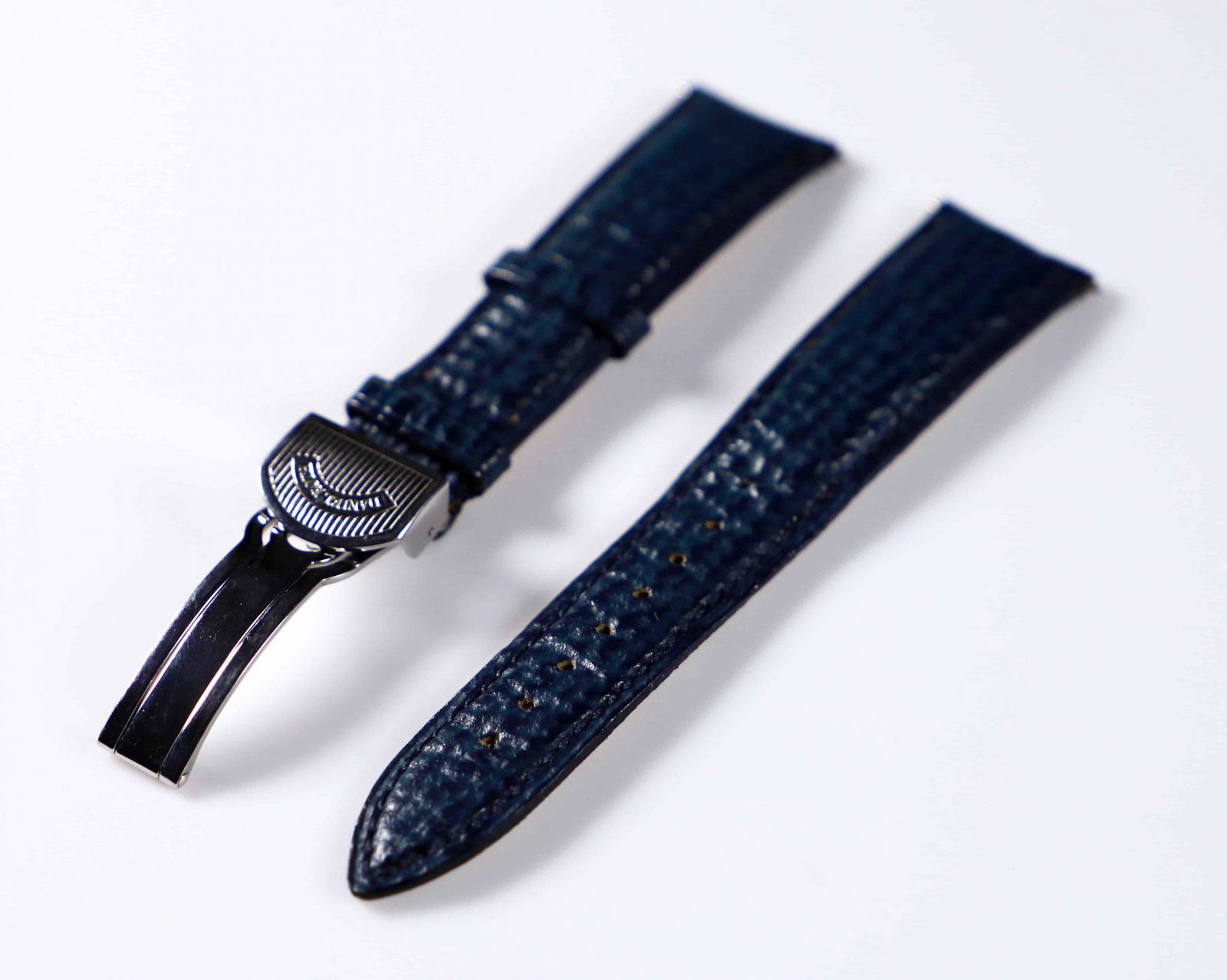 Daniel Roth 20MM Strap Daniel Roth Deployant Buckle: Brand: Daniel Roth Lug / Buckle Size Approximate: 20mm / 16mm Material: Leather with stainless steel Daniel Roth deployant buckle Approximate Length Short / Long Side: 75mm / 110mm C