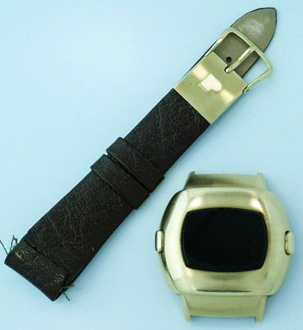 14k Yellow Gold Vintage Digital Pulsar Watch: Vintage 14k yellow gold digital Pulsar wristwatch. The case back is stamped "Time Computer Inc 14K Gold Pulsar." The yellow gold buckle is stamped "14KT USA JB." One strap is unglued at the edge and c