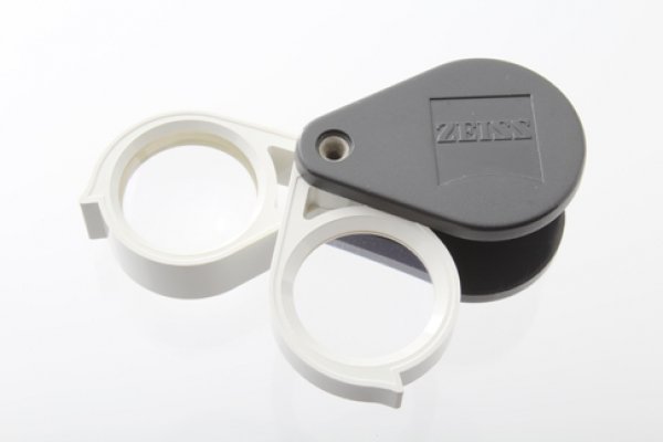 Zeiss D36 Jewelers Loupe.: Zeiss D36 jewelers loupe. The magnification is 12+24 (9x/3x+6x). This is the go to loupe for watch and jeweler dealers.Carl Zeiss is a German manufacturer known for premium optical products such as lo