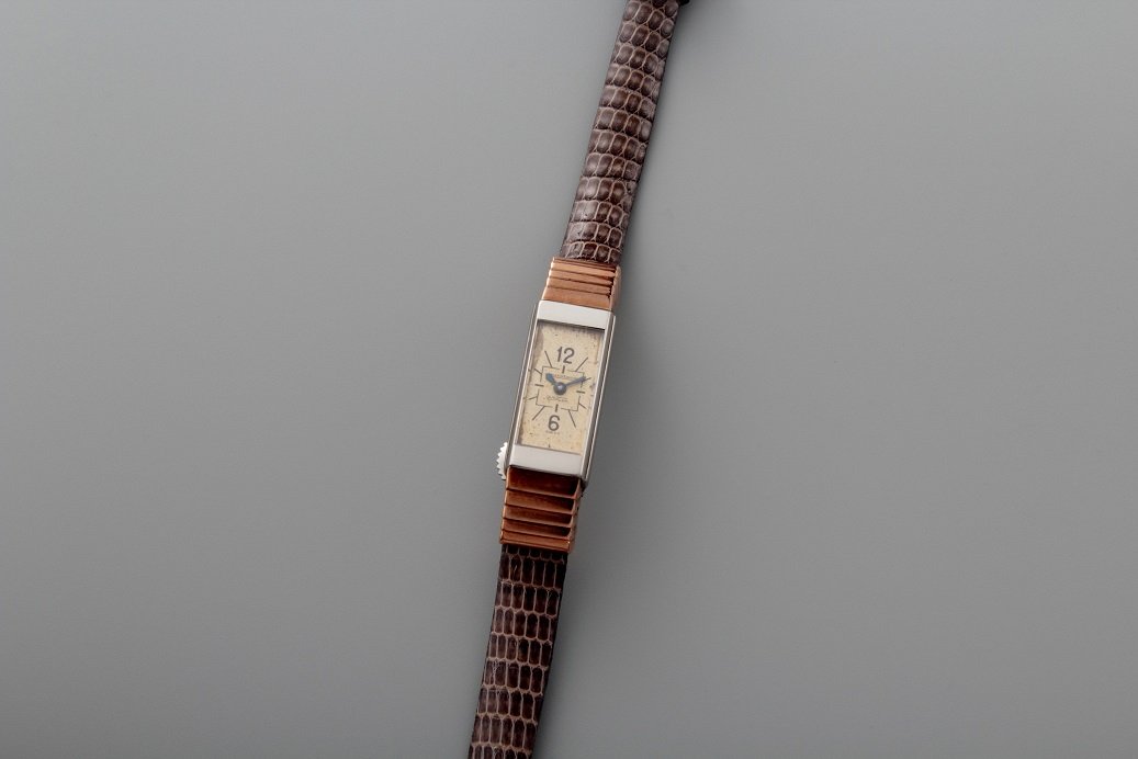 Vintage Deco Jaeger LeCoultre Rose Gold Fancy Lugs: Ladies vintage 18k pink gold and stainless steel Art Deco style Jaeger Le Coultre Duoplan wristwatch. Two tone silver Jaeger LeCoultre dial with painted Arabic numerals and blue steel hands. Stainless