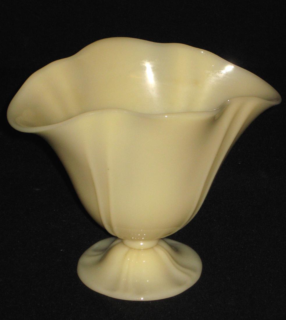 Steuben Ivory helmet glass vase (1 of 4)