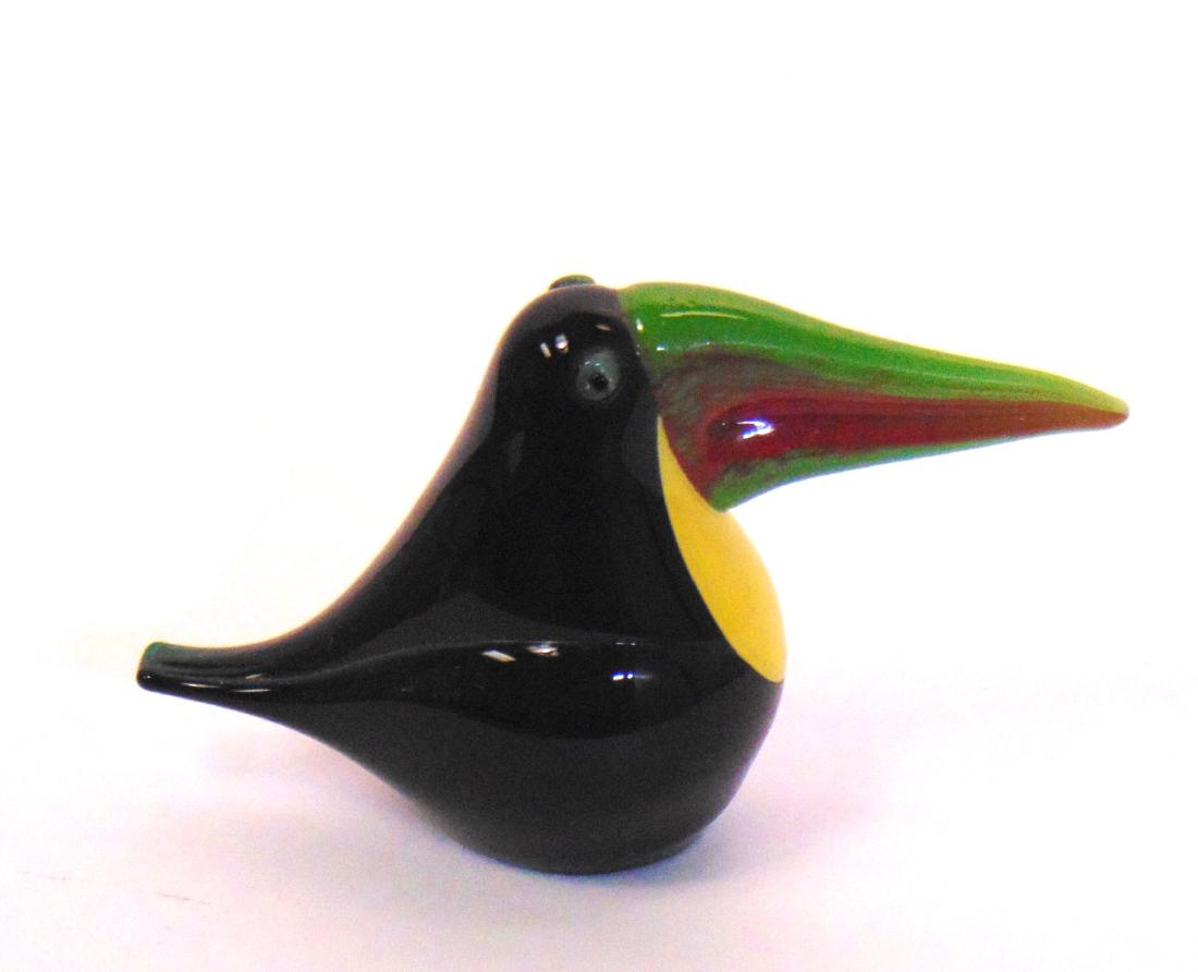 Orient and Flume glass figurine: Orient and Flume Toucan Bird figurine in black with a yellow breast and red and green bill, marked 3" ht. Condition: good with no defects found.