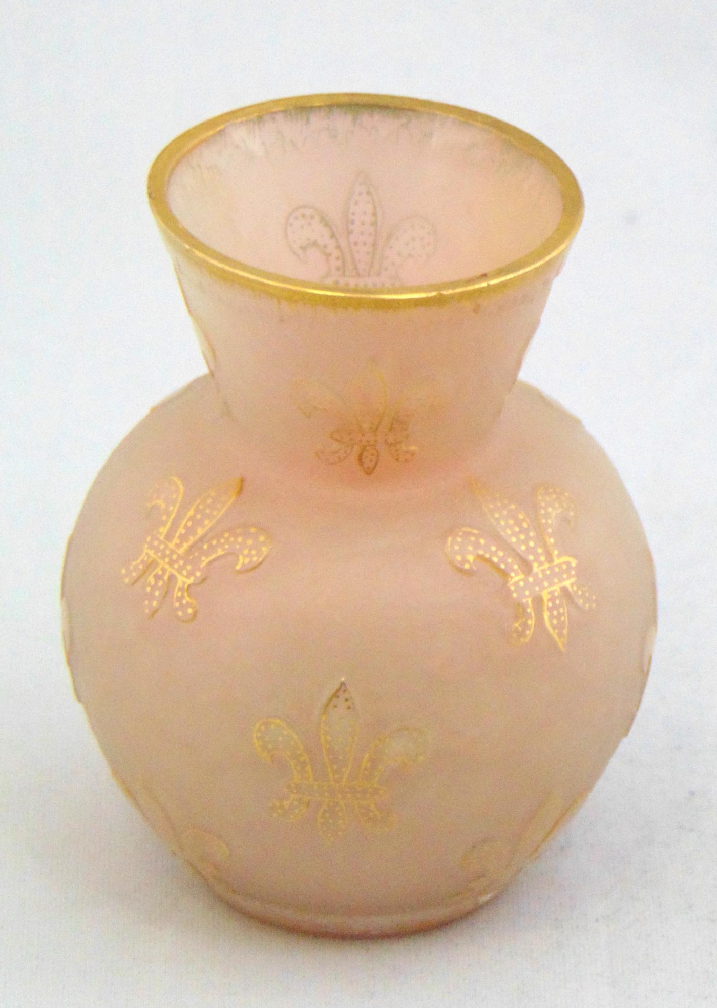 Daum Fleur-de Lie cameo vase,: Bulbous form in yellow textured glass with rich red overtones decorated with gold highlighted Fleur-de-Lis, signed Daum Nancy 3 1/4" ht. Condition: good with minor rim roughness.