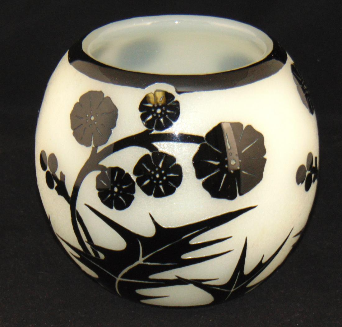 Large Black Steuben ACB glass vase: Ovoid form shape 6078 in mirror black over alabaster decorated with stemmed art Deco flowers and leaves in the "Nedra" pattern, 8" ht. Condition: good with no defects found.