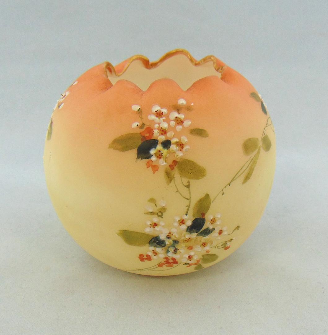 Mt Washington Crown Milano rose bowl: Ovoid form in cream to peach decorated with clusters of white daisies, 4 1/2" ht. Condition: good with no defects found.