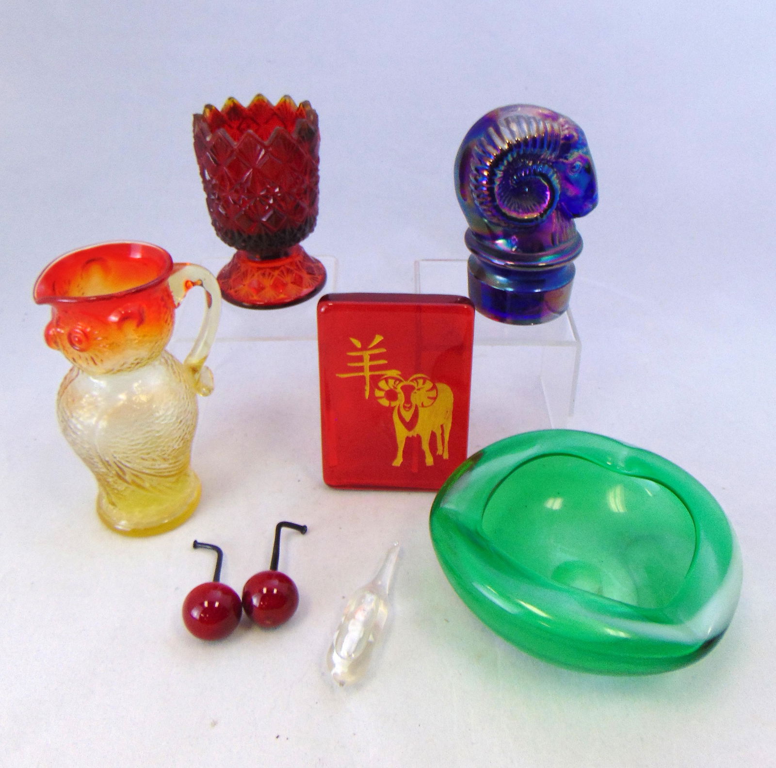 Group of decorative glass items (1 of 4)