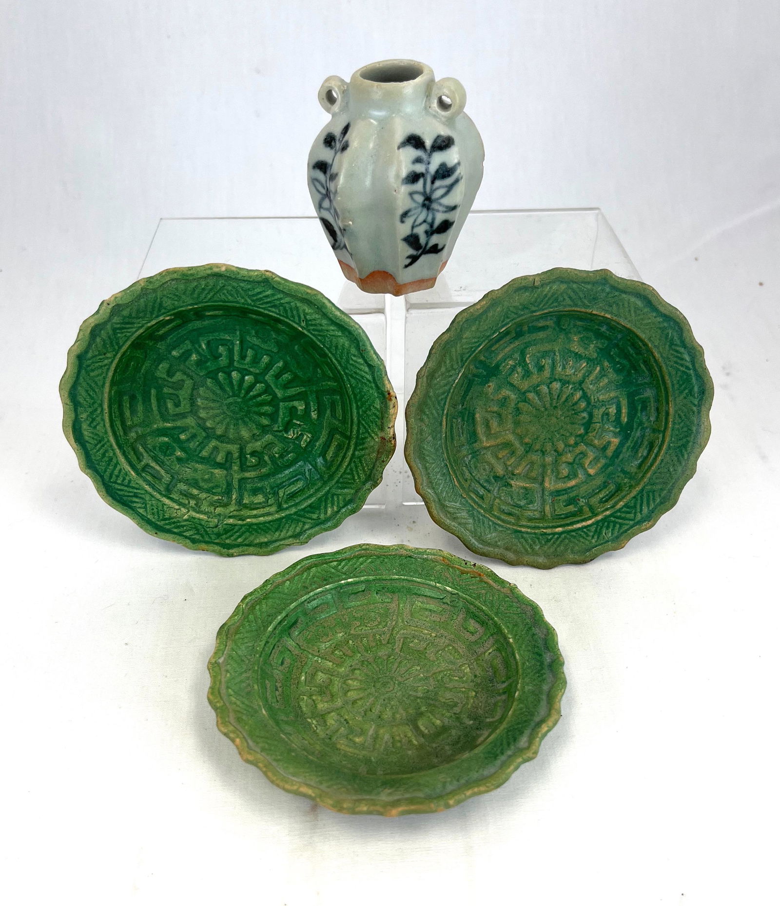 Four Chinese pottery items (1 of 6)