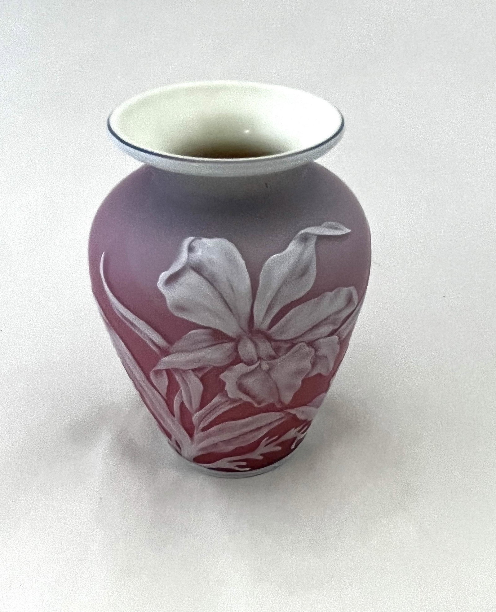 Stevens and Williams cameo glass vase: Stevens and Williams two tone cameo glass vase, shouldered form in rose shading to blue decorated with a large stemmed daffodil, 4" ht. CONDITION: good with no defects found.