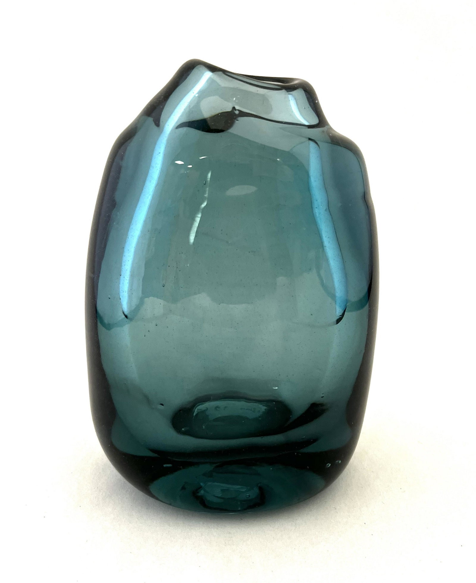 Dominick Labino art glass vase: Rare early Dominick Labino free from glass vase in dark turquoise signed Labino 1964, 7" ht. CONDITION: good with no defects found.
