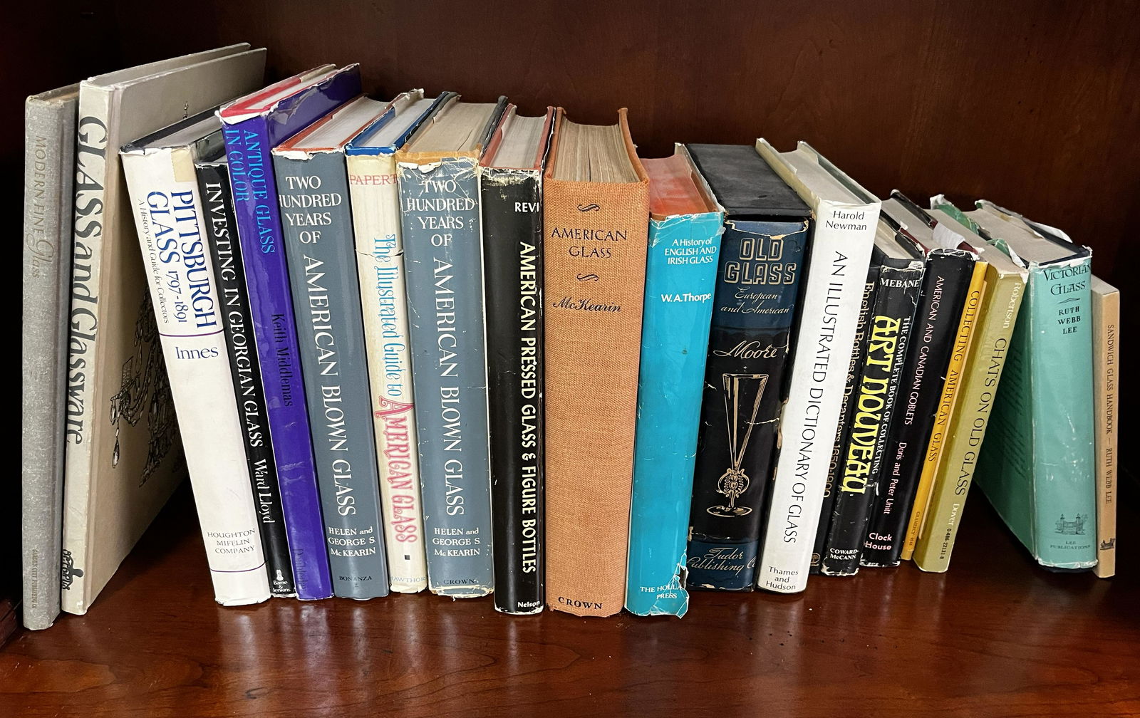 Books, 20 books on historical glass: 20 older books on historical and collectible glass. CONDITION: wear commensurate with age.