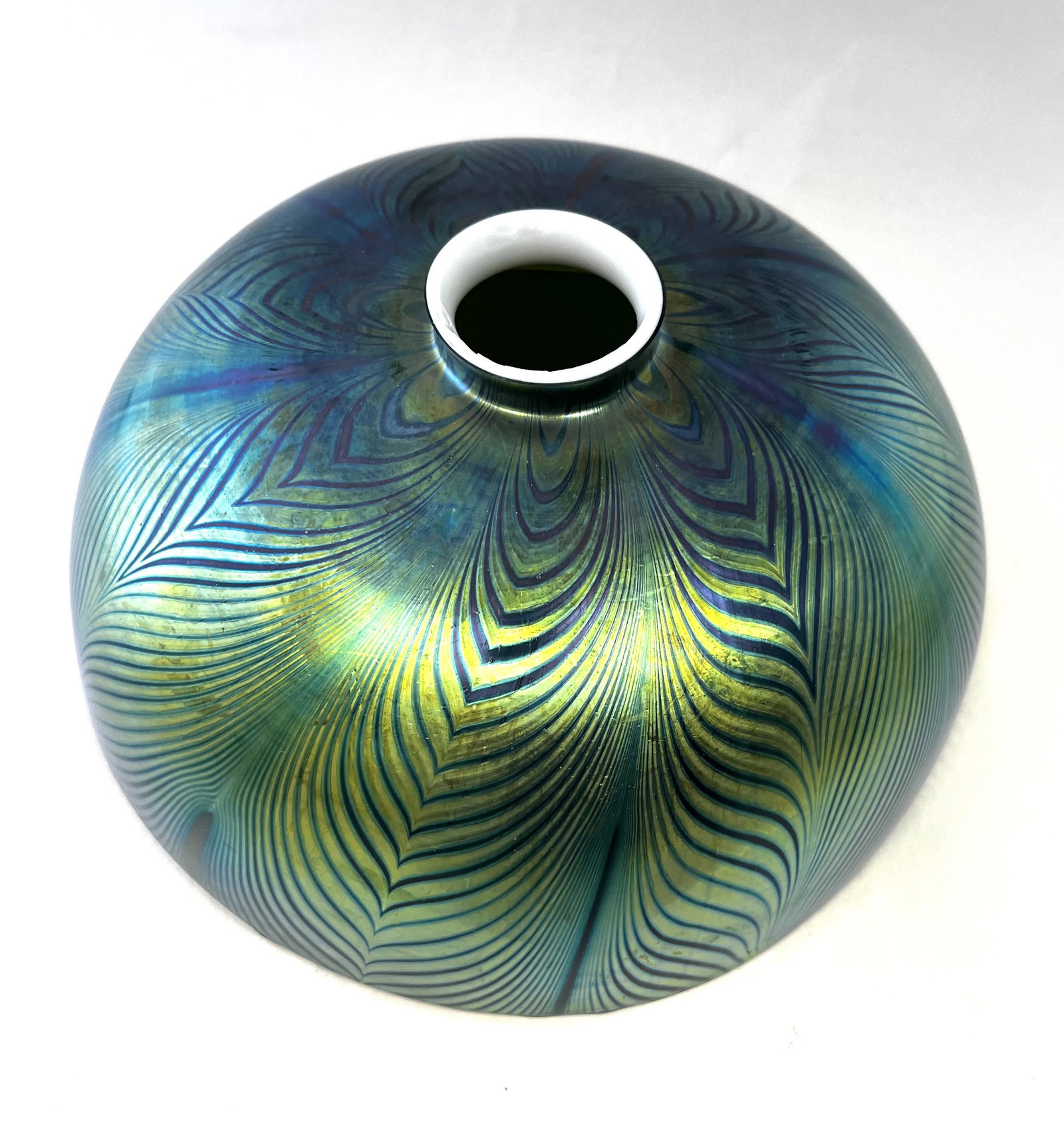 Large Tiffany style art glass shade (1 of 3)