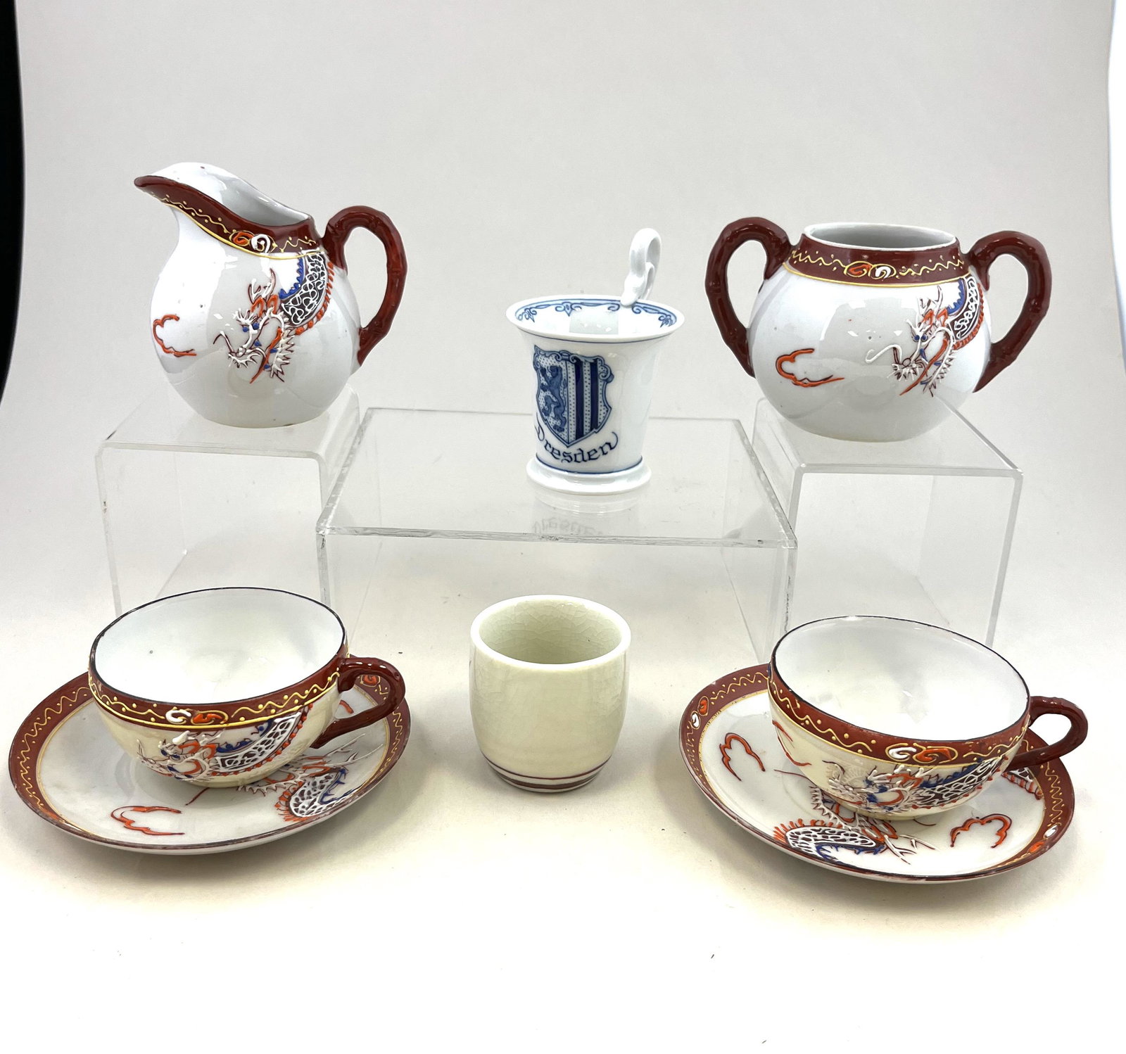 Group of porcelain items (1 of 5)