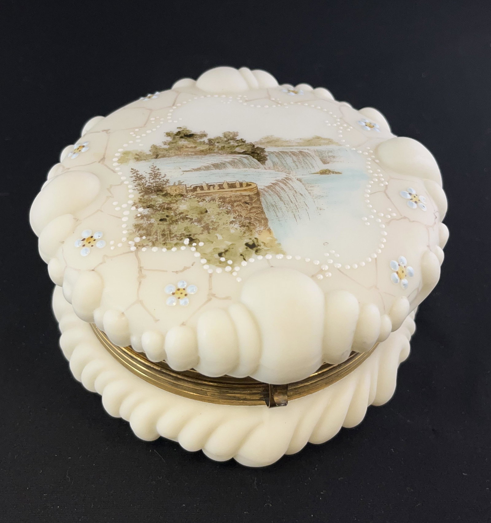 Rare Wave Crest dresser box (1 of 4)