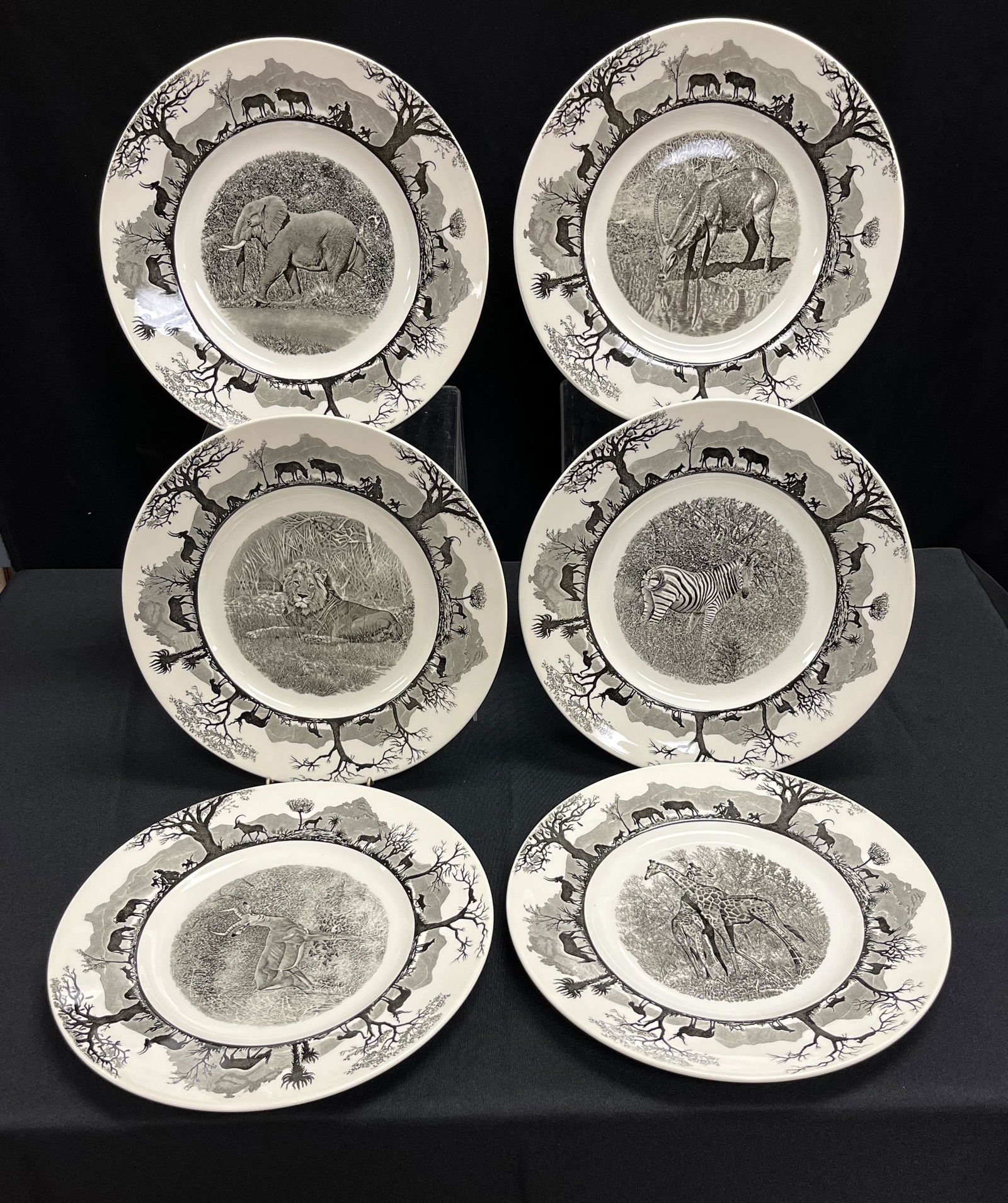 Six Wedgwood dinner plates (1 of 5)