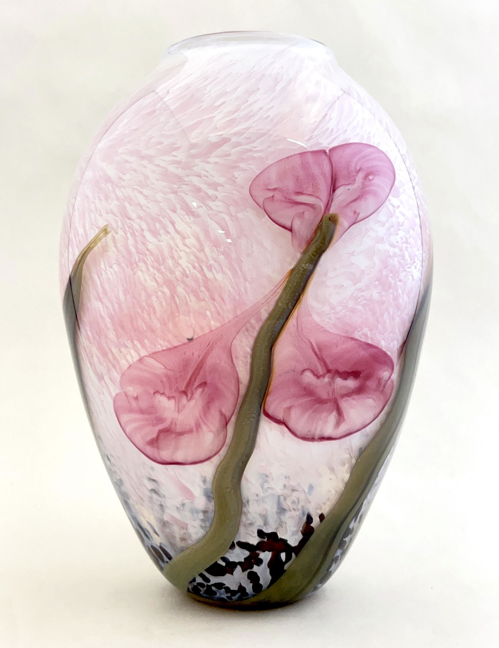 Rick Satava pink art glass vase: Rick Satava ovoid sided pink art glass vase decorated with pink stemmed poppies, signed R Satava 011 91, 8 1/4" ht. CONDITION: no chips, cracks, repairs or material defects found. Jaremos attempts to