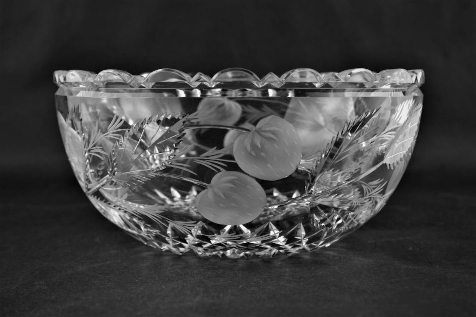 Hawkes Bowl.: Hawkes "Gravic Strawberry" Bowl. Very heavy blank. Signed Hawkes Gravic in center of bowl. Decorated with a 20 point hob star, 8" diameter.