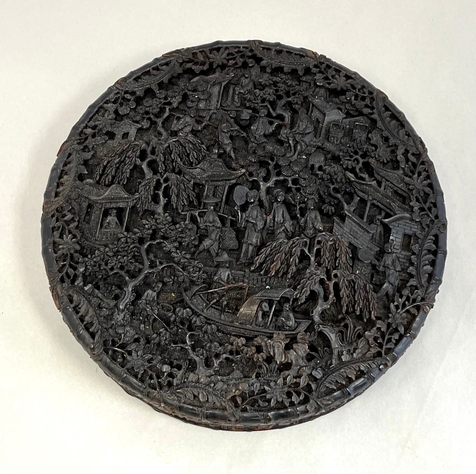 Chinese Qing Canton carved box (1 of 8)
