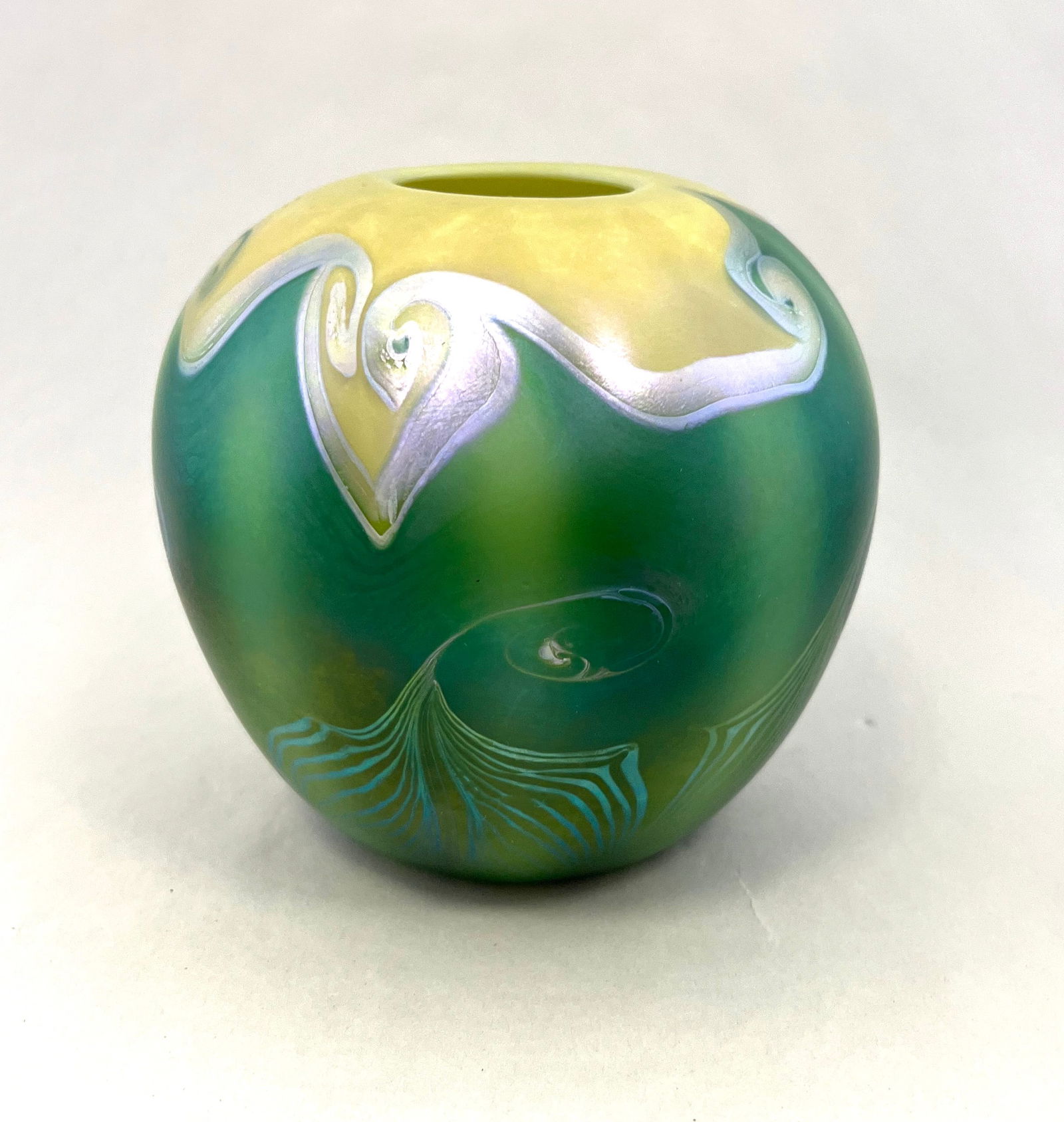 Quezal hooked feather glass vase (1 of 5)