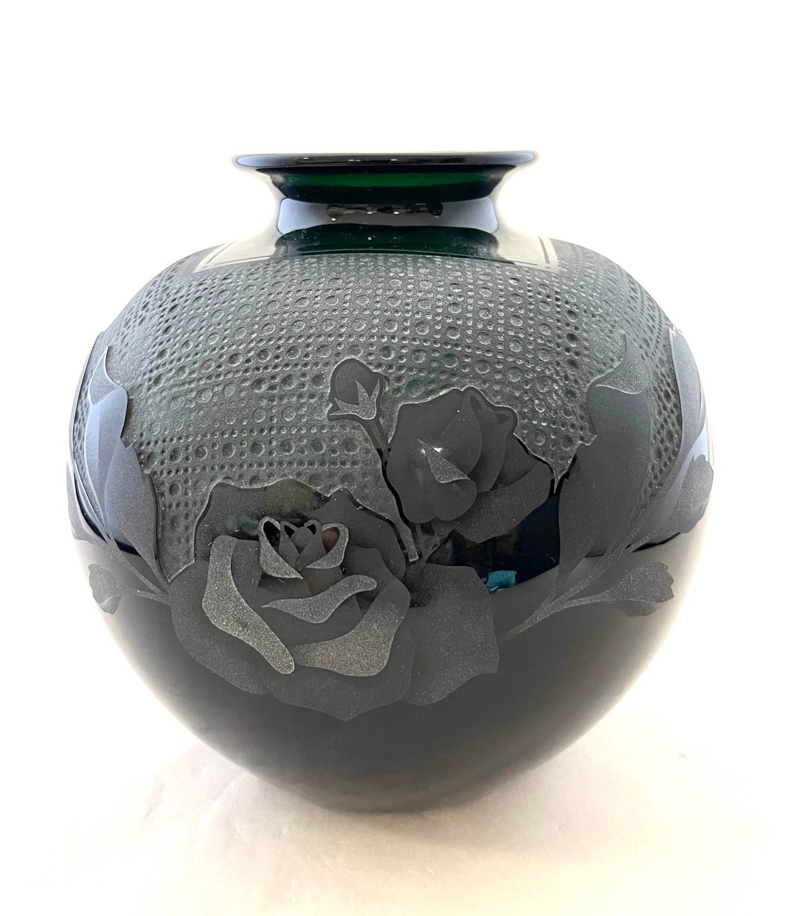 Orient and Flume cameo glass vase: Ovoid form in dark green glass decorated with cameo flowers, signed Orient and Flum and comes with papers, 8" ht. CONDITION: no chips, cracks, repairs or material defects found. Jaremos attempts to ca