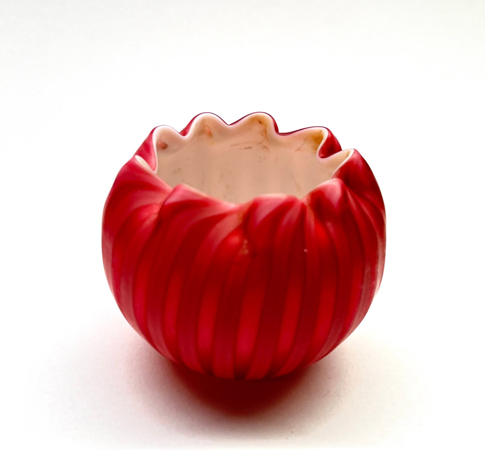 Stevnes and Williams rose bowl: Stevens and Williams MOP rose bowl/toothpick holder in pink striated glass and a scalloped rim, 2" ht. CONDITION: no chips, cracks, repairs or material defects found. Jaremos attempts to call any mate