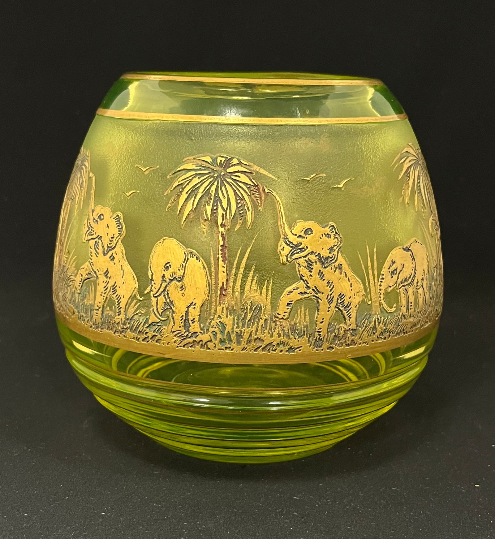 Moser Cameo Vaseline Uranium vase (1 of 5)