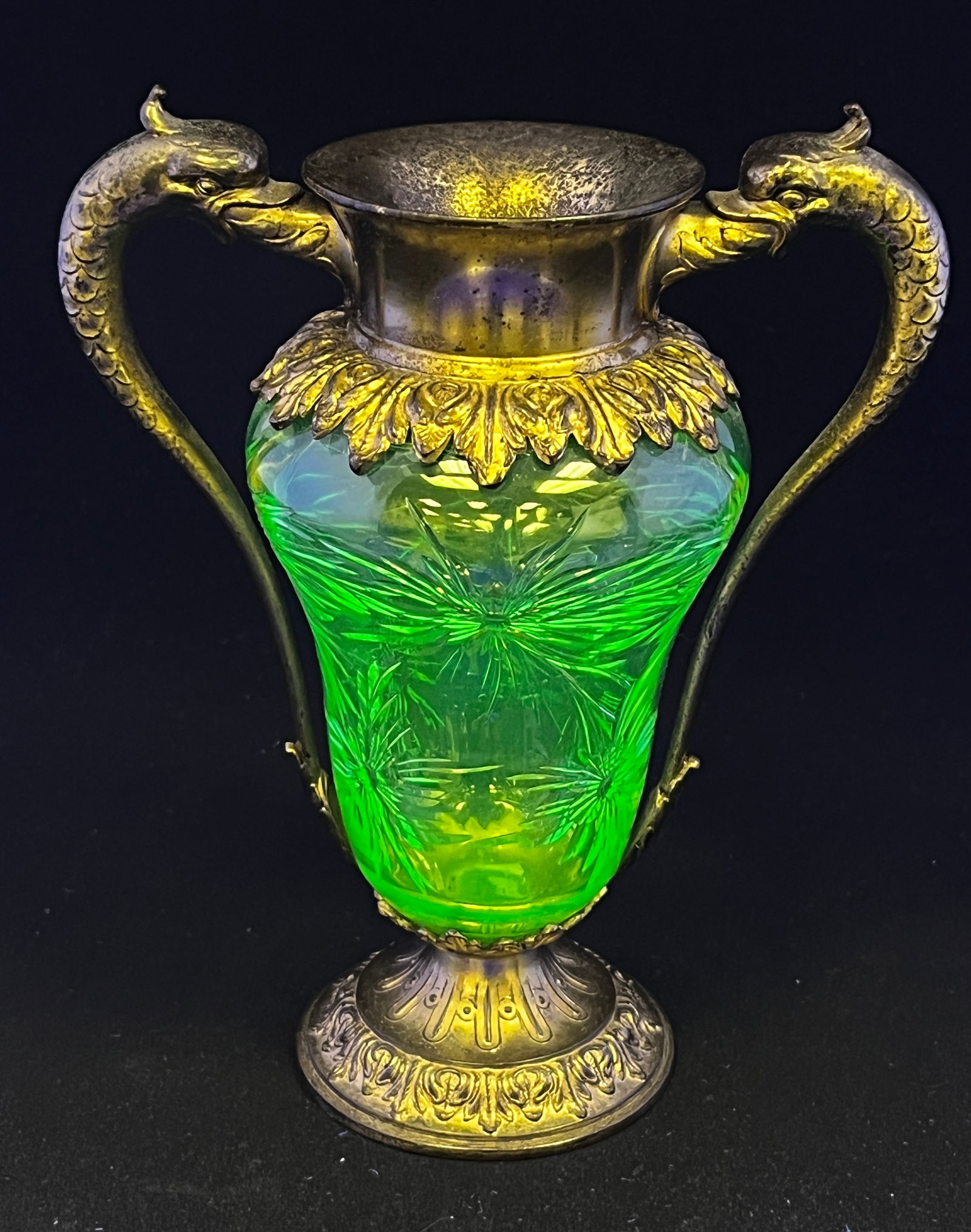 Pairpoint uranium green vase (1 of 4)