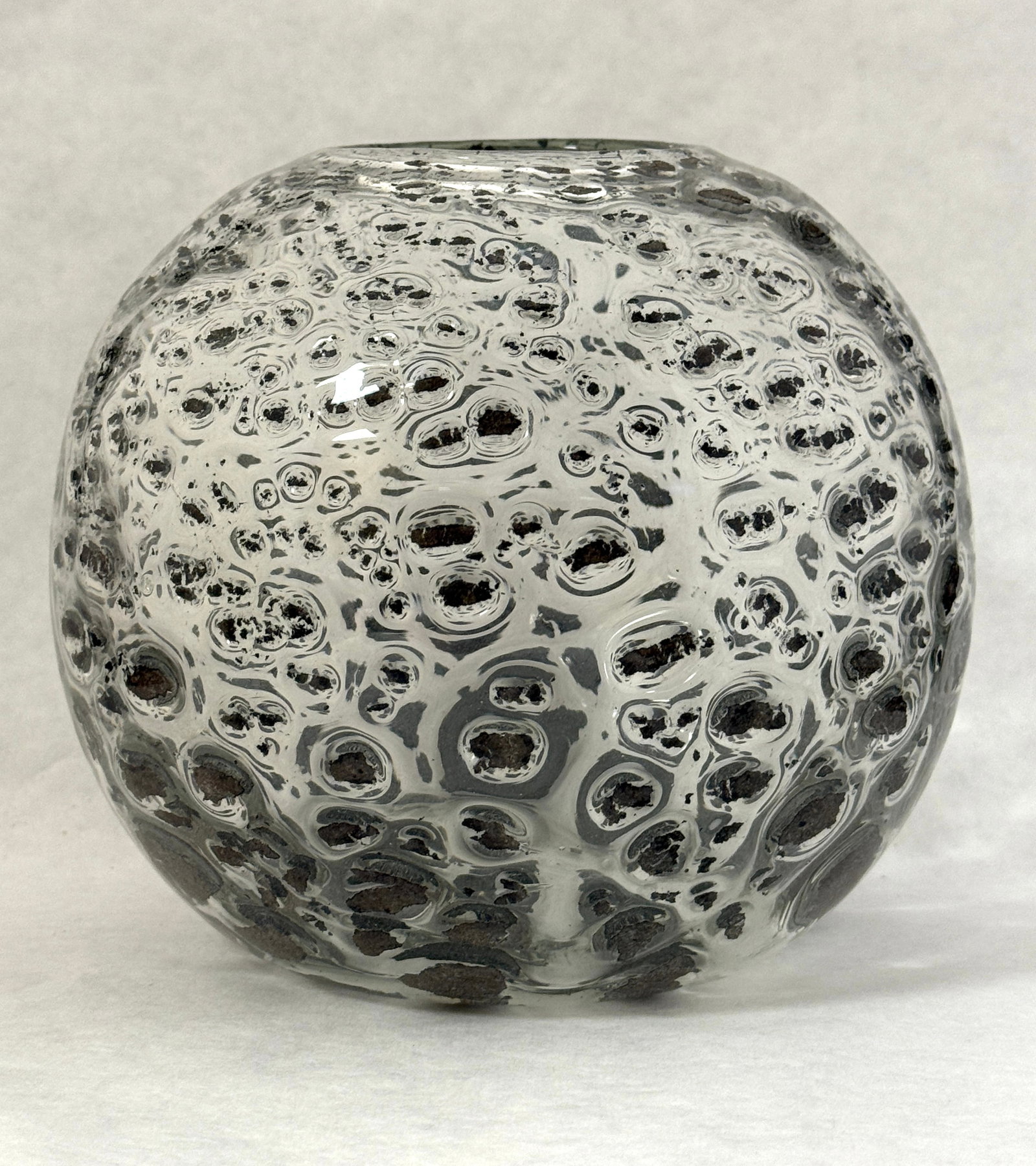 Murano Barovier & Toso Vase: Murano Barovier & Toso globe vase; diameter 6 1/2". CONDITION: no chips, cracks, repairs or material defects found, Jaremos attempts to call any material flaw that affects the price, but minor scratch