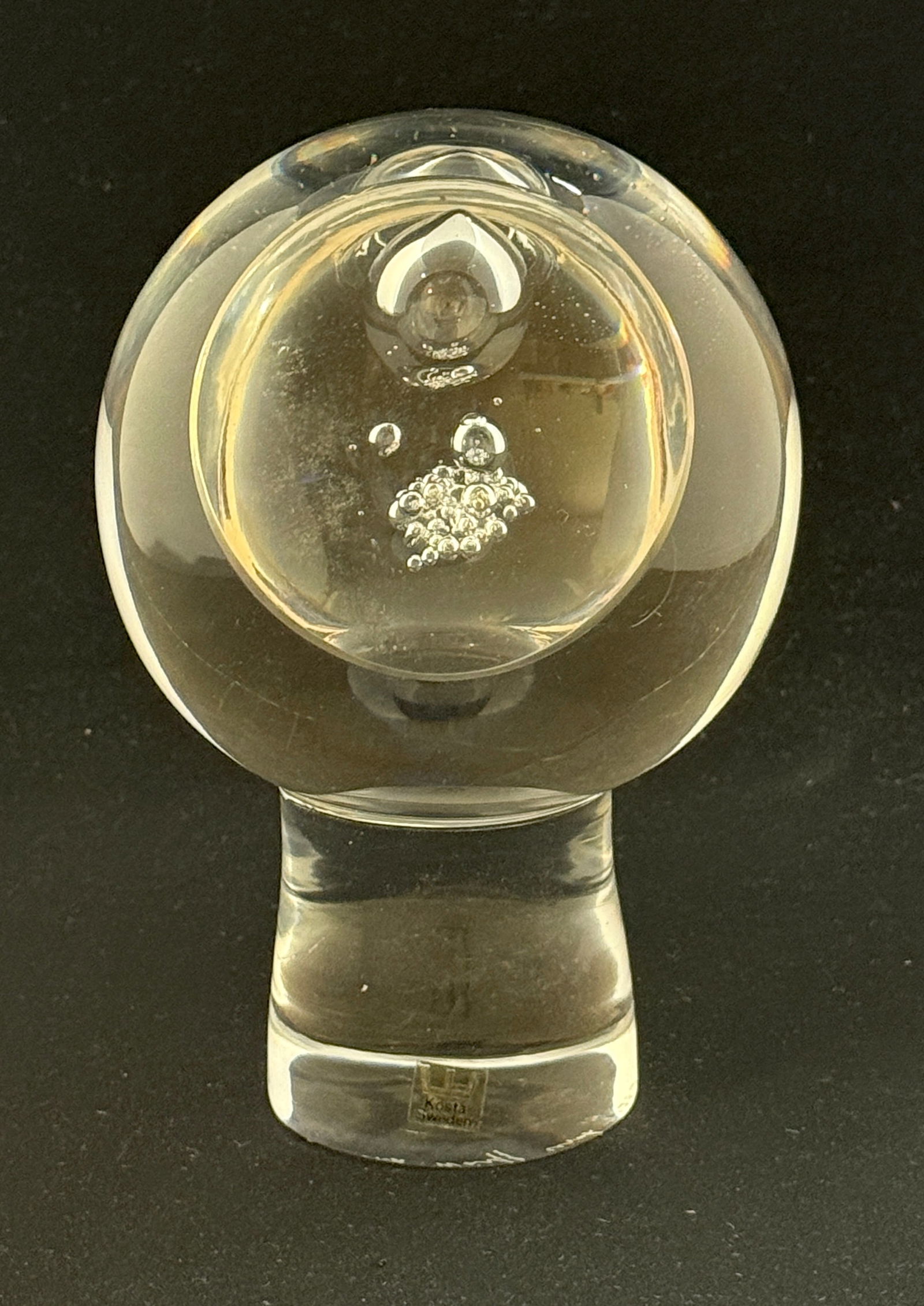 Kosta Goran Warff sculpture: Goran Warff pedestal glass sculpture with a globular top with bubbles, signed Goran Warff and carries a Kosta paper label, 7 1/4" ht. CONDITION: no chips, cracks, repairs or material defects found, Ja