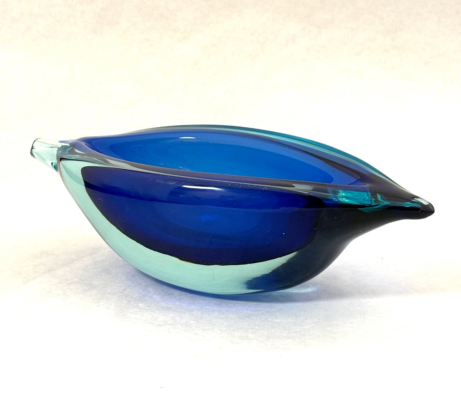 Flavio Poli Sommerso bowl: Flavio Poli Sommerso bowl in deep blue graduating to turquoise, 10 1/2" long. CONDITION: no chips, cracks, repairs or material defects found, Jaremos attempts to call any material flaw that affects th