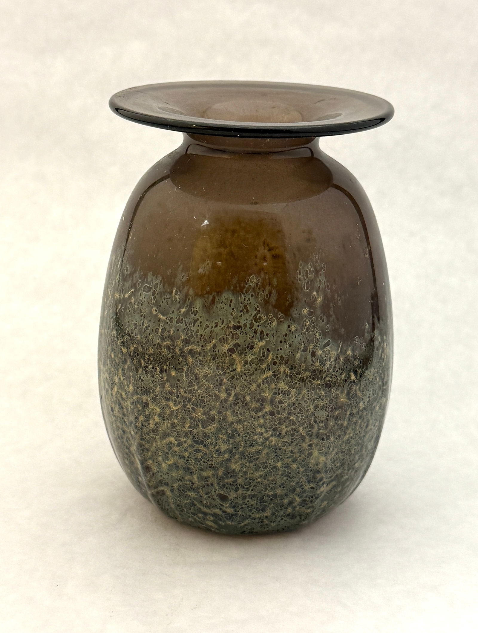 Bob Biniarz Mottled Vase: Bob Biniarz vase green mottling on dark amber, signed and dated; 5 1/8" ht. CONDITION: no chips, cracks, repairs, or material defects found, Jaremos attempts to call any material flaw that affects the