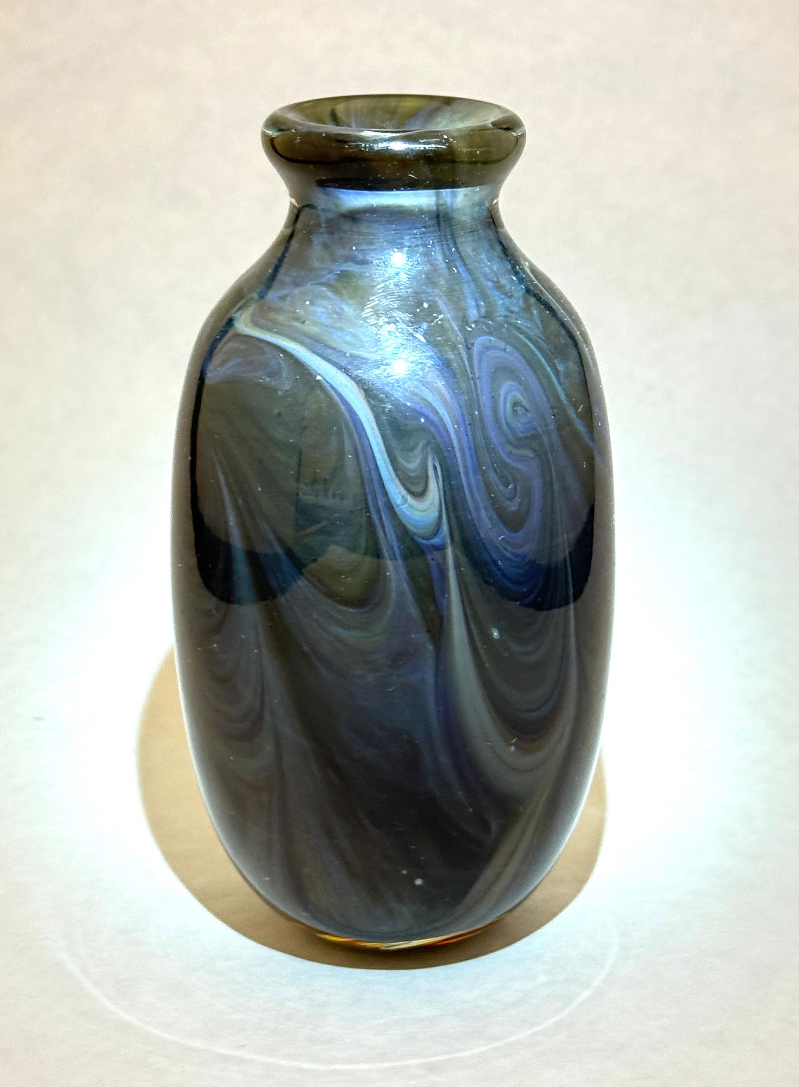 Jak Brewer Blue Agate Vase: Jak Brewer blue agate vase, signed Jak 1979; 6" ht. CONDITION: no chips, cracks, repairs, or material defects found, Jaremos attempts to call any material flaw that affects the price, but minor scratc