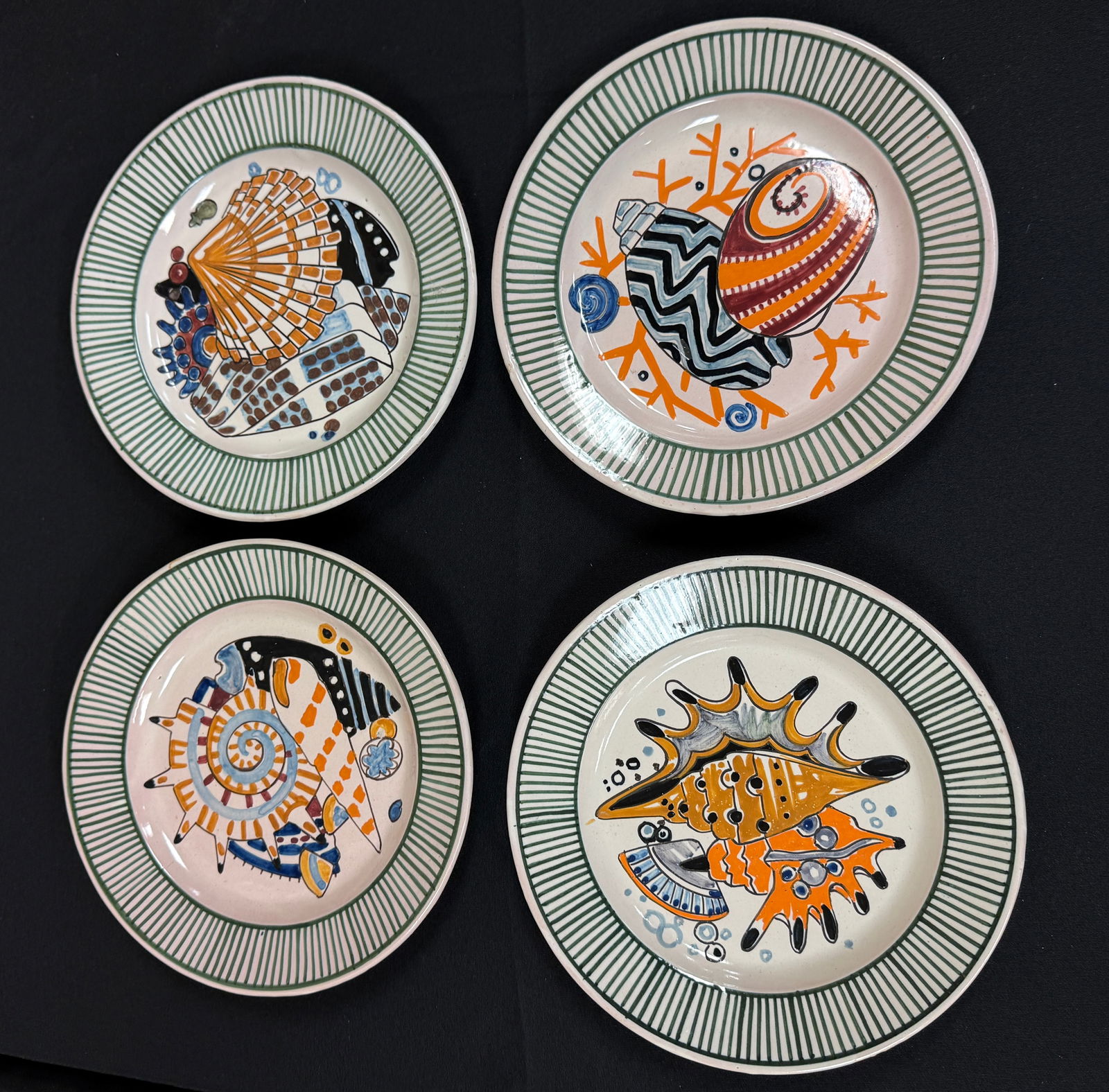 4 Mathurin Meheut Plates: 4 Mathurin Meheut HenRiot Quimper French faience dinner plates with assorted seashells; diameter 9 1/2". CONDITION: Quimper has propensity to have minor chips, glaze loss/wear and crazing. Jaremos att