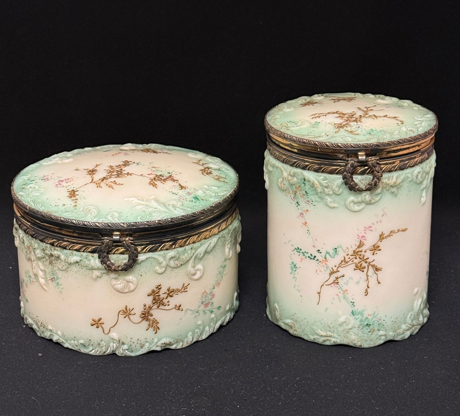 2 Pairpoint Dresser Boxes: 2 very nice Pairpoint satin lined enameled dresser boxes; tallest 5 1/2". CONDITION: no chips, cracks, repairs or material defects found, Jaremos attempts to call any material flaw that affects the pr