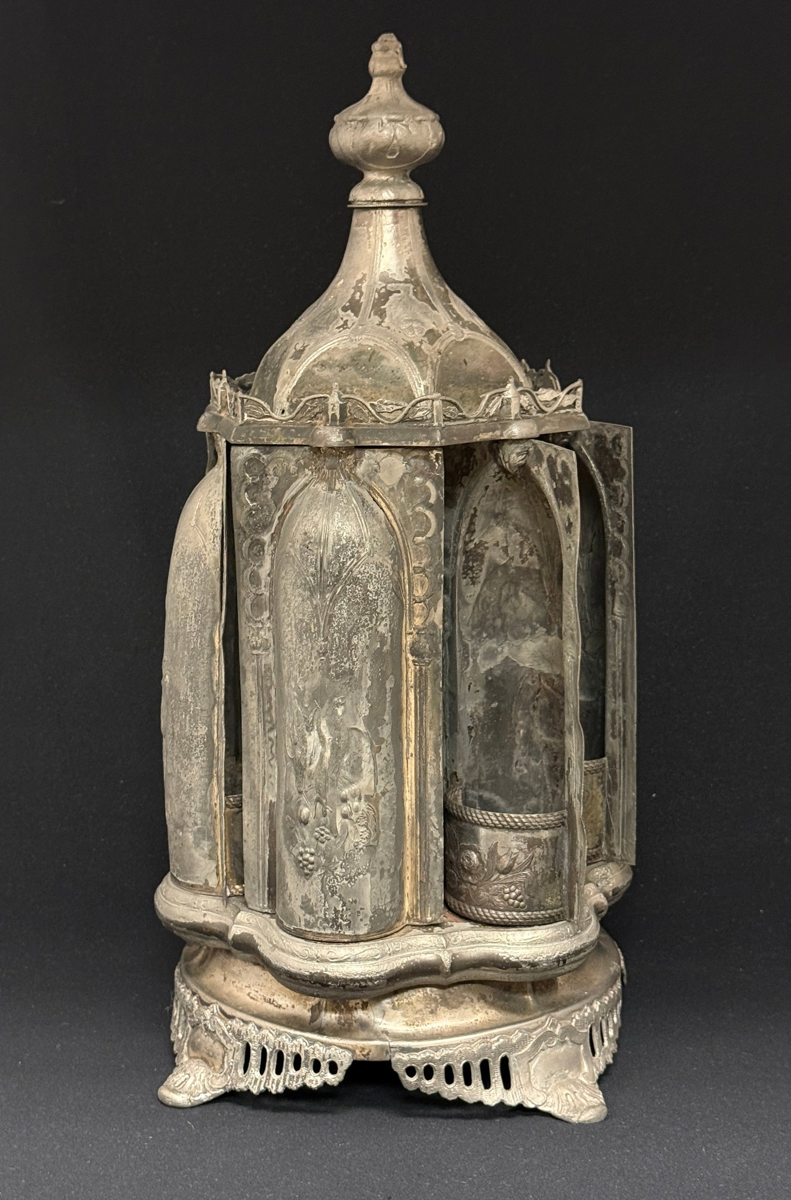 Rosewell Gleason Magic Castor: Rosewell Gleason Magic castor caddy, 16" ht. CONDITION: badly tarnished.